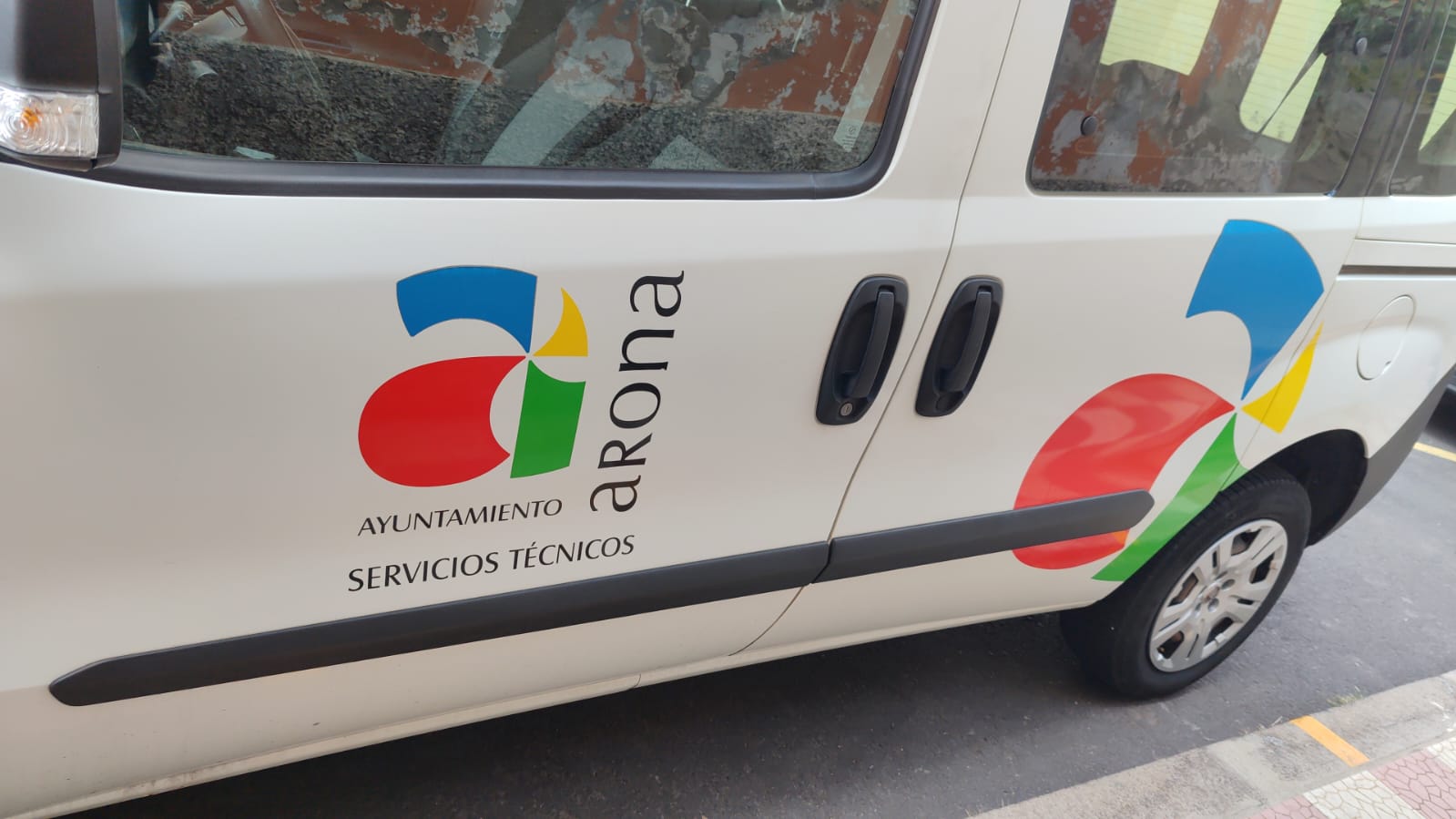 El PSOE de Arona denuncia la falta de seguro legal en 37 vehículos municipales desde hace más de un año