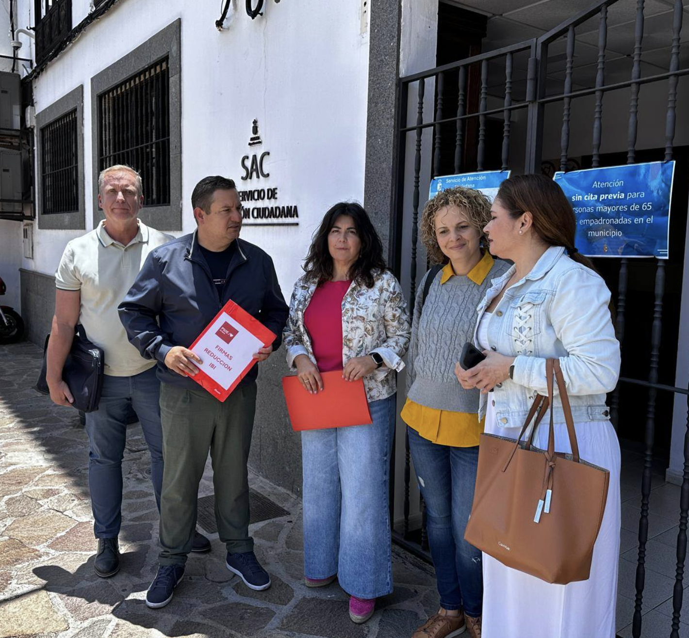 El PSOE de Arona entrega más de 1.000 firmas para exigir la bajada del IBI